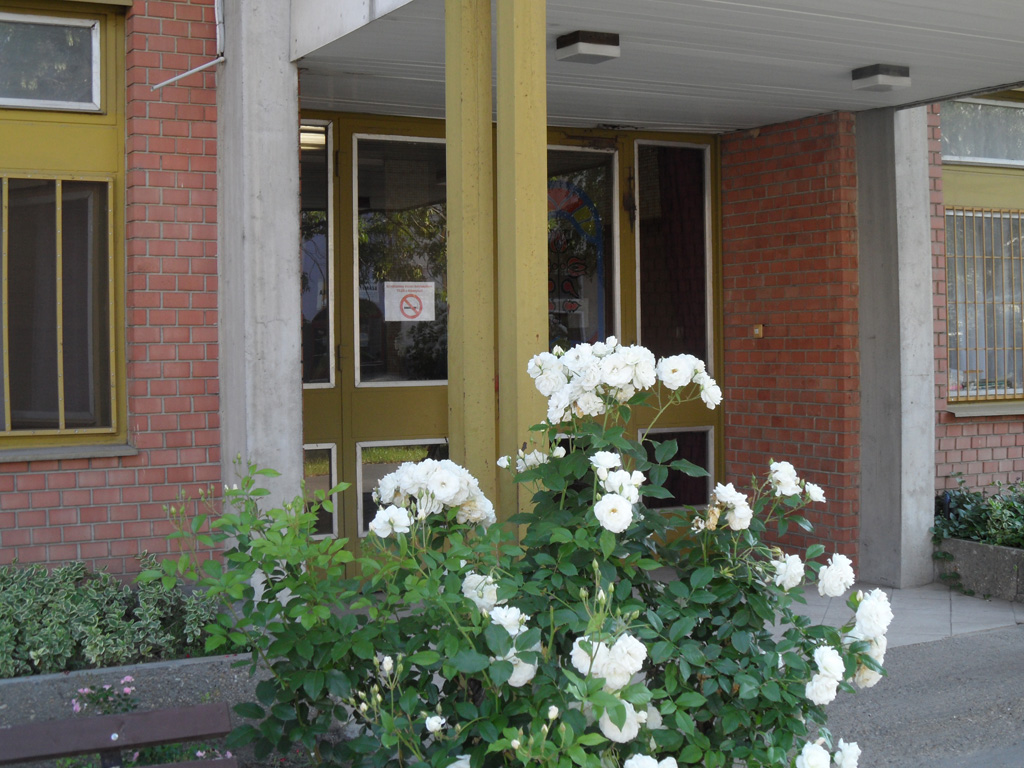 Emeltszintű Idősek Otthona bejárata